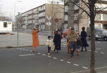 117551 Afbeelding van verkeersbrigadiers op de oversteekplaats voor voetgangers in de Oranjerivierdreef te Utrecht, ter ...